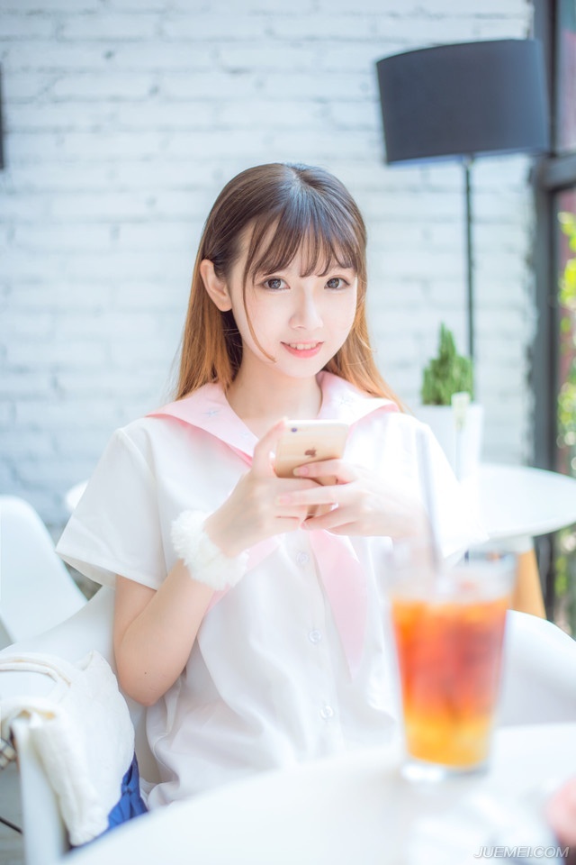 把生活当成戏的人，可以处变不惊；把戏当成生活的人，容易抑郁成疾。